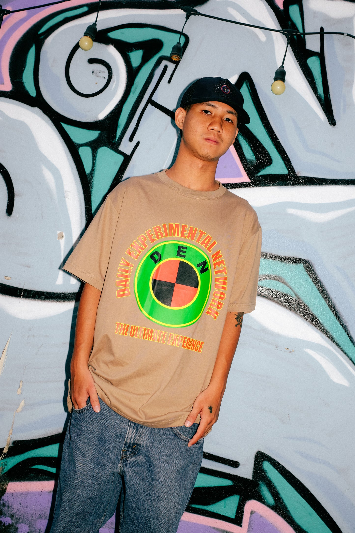 DEN - DAILY EXPERIMENTAL NETWORK T-SHIRT - KHAKI