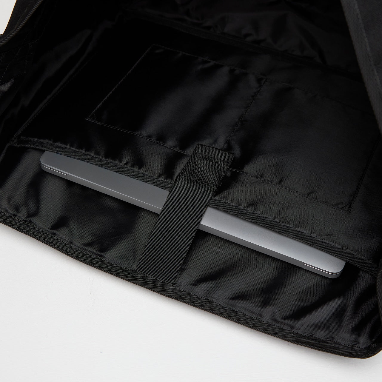 PACKING - BLACK REFLECTIVE MESSENGER