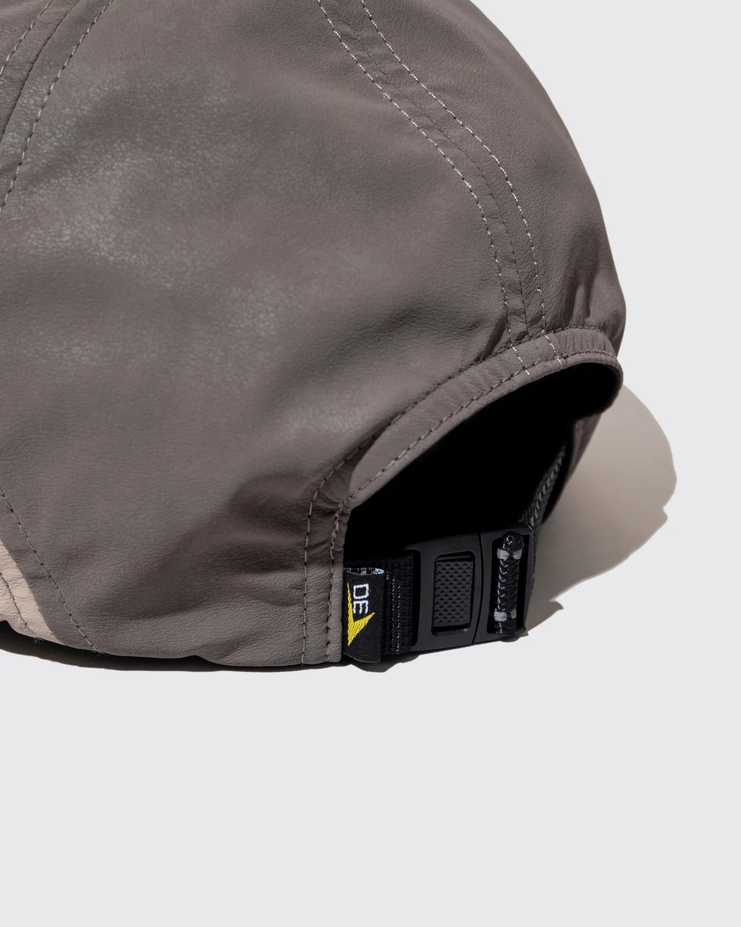 DEMARCOLAB  - TECH LEATHER RACING CAP - ECRU